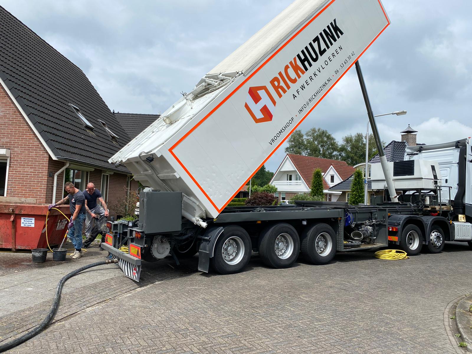 De cementoplegger van Rick Huzink Afwerkvloeren bij een woning, twee collega’s aan het werk bij de mixer